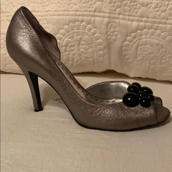 22. Gianni Bini Cocktail Style Silver Heels with Black - Picture 1 of 10